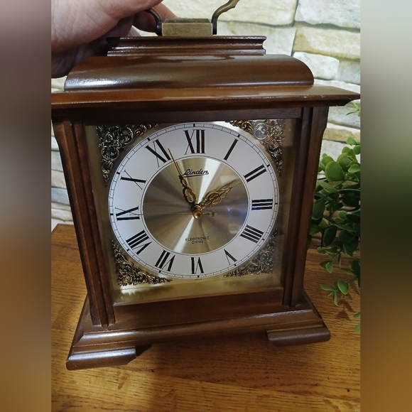 Vintage Linden Wooden Bracket Mantle‎ Quartz Chime Clock - Picture 4 of 9